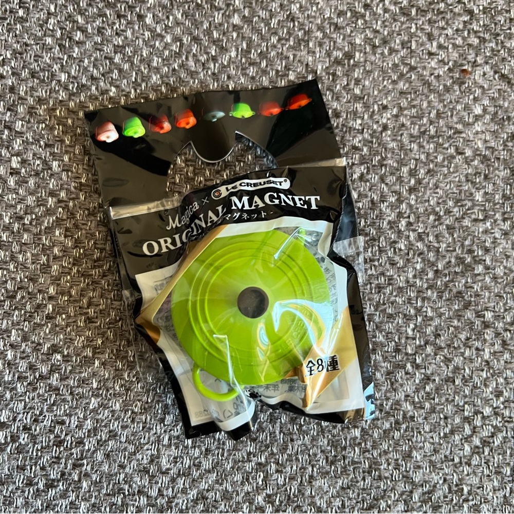 BNIB Le Creuset 4.5cm plastic Magnet - Round Casserole Green